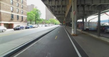 Perspektif binicilik bisiklet üzerinde Manhattan'ın East River'da Bikeway ileri