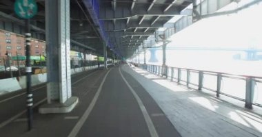 Manhattan'ın East River'da Bikeway üzerinde Bisiklete binmek Pov