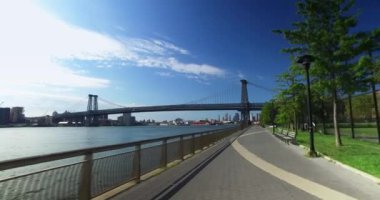 Doğu Nehri Bikeway Williamsburg Köprüsü yakınlarında üzerinde bisiklet binici'nın bakış açısı