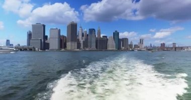 Doğu Nehri feribot görüldüğü gibi aşağı Manhattan Skyline görünümünü