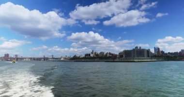 Doğu Nehri feribot görüldüğü gibi Brooklyn manzarası görünümünü