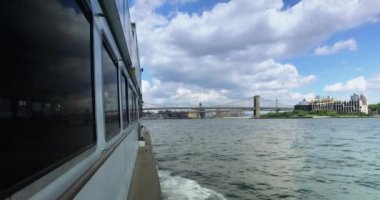 Brooklyn Köprüsü'nün Doğu Nehri feribot görüldüğü gibi görünümünü