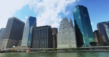 Doğu Nehri feribot görüldüğü gibi aşağı Manhattan Skyline görünümünü