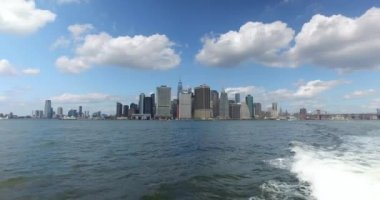 Aşağı Doğu Nehri feribot görüldüğü gibi Manhattan görünümünü