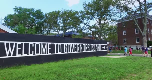 Welkom op Governors Island teken — Stockvideo