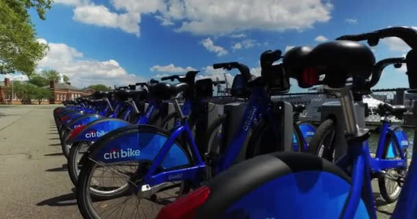 Rij van Citibikes op Governors Island — Stockvideo