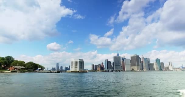 Bajo Manhattan Skyline visto desde East Harbor Ferry — Vídeo de stock