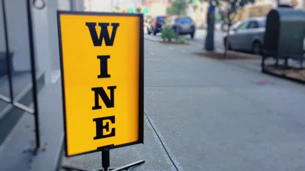 Vin filant signe sur le trottoir à l'extérieur de la ville Liquor Store — Video