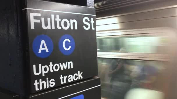 El tren del metro llega a la estación Fulton Street — Vídeo de stock