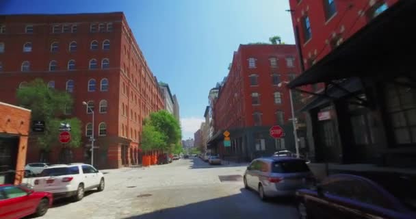 Perspectiva de conducción en el típico distrito financiero de Manhattan — Vídeo de stock