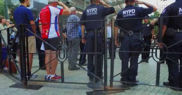 Oficiais do Combate ao Terrorismo da NYPD saúdam na Cerimônia de Levantamento de Bandeiras na Torre da Liberdade — Vídeo de Stock