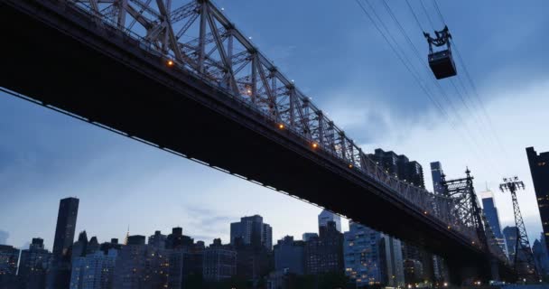 Nachtelijke vaststelling van schot van Ed Koch Queensboro Bridge met Roosevelt Island Tram — Stockvideo