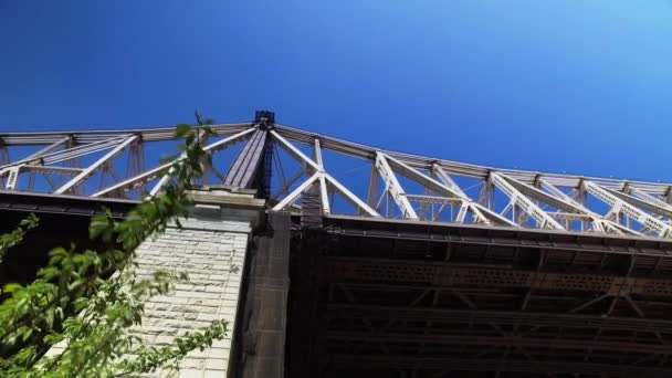 Låg vinkel att upprätta skott Queensboro Bridge — Stockvideo