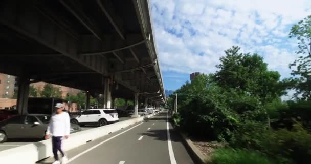 Perspectiva hacia adelante sobre East River Bikeway cerca de Alphabet City en Manhattan — Vídeos de Stock