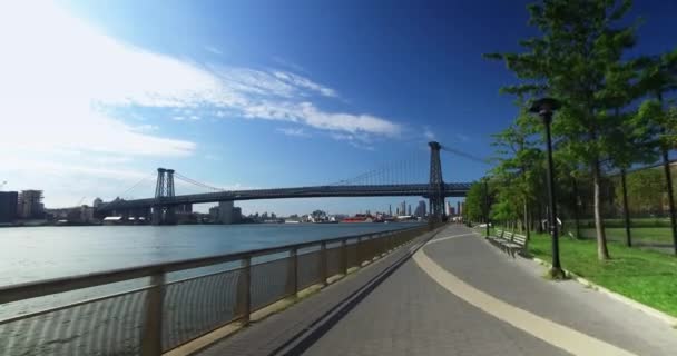 Rider's perspectief fietsen op het fietspad van de East River in de buurt van Williamsburg Bridge — Stockvideo