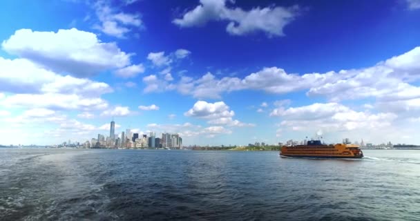 Skyline du Lower Manhattan avec Staten Island Ferry au premier plan — Video