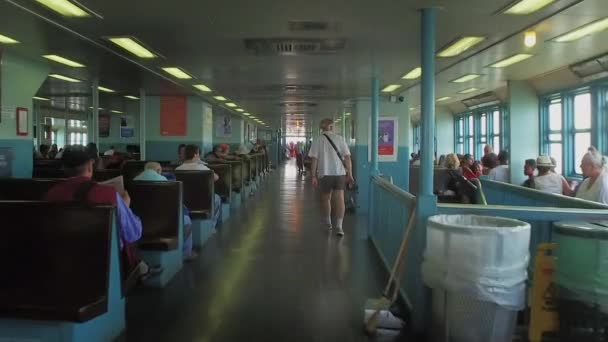 スタテン島フェリーの乗客過去ウォーキングオン — ストック動画