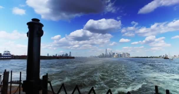 El horizonte del Bajo Manhattan visto desde el ferry de Staten Island — Vídeos de Stock