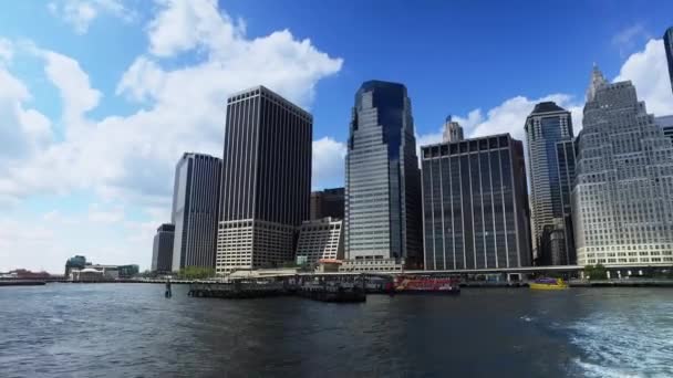 Blick auf Lower Manhattan von der Fähre auf dem East River aus — Stockvideo