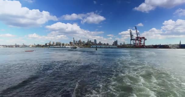 Visa Brooklyn strandlinje sett från East River färja — Stockvideo