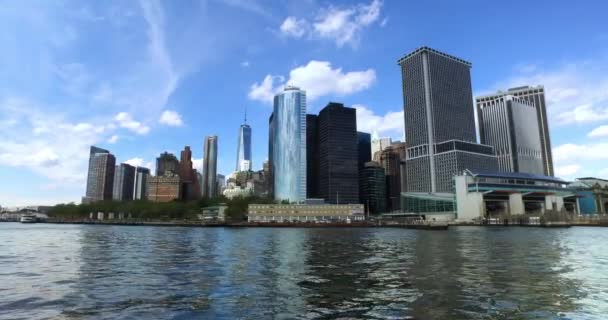 Silhuett av nedre Manhattan sett från New Yorks hamn — Stockvideo