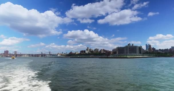 Blick auf die Skyline von Brooklyn von der Fähre auf dem East River — Stockvideo