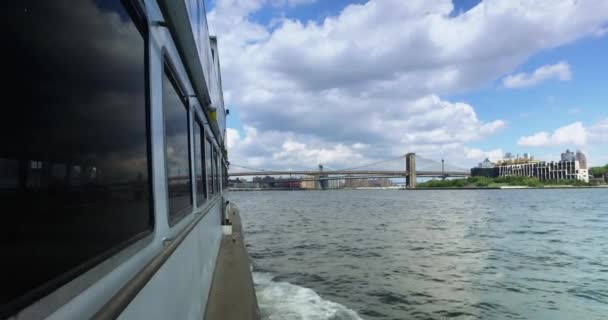 Weergave van Brooklyn Bridge gezien vanaf de veerboot van de East River — Stockvideo