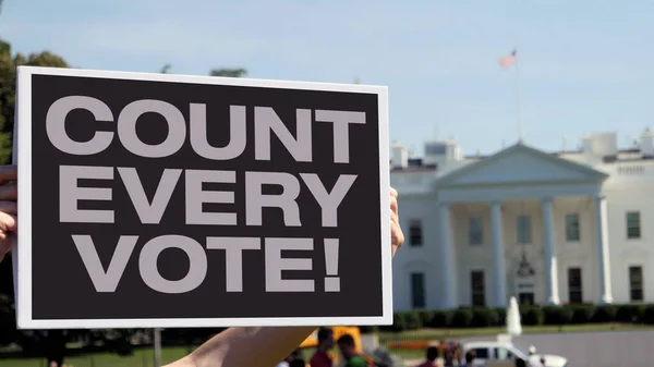 Bir adam her oylamada bir sayım yapar! Beyaz Saray 'ın dışındaki protesto tabelası. Seçim sonuçları 2020 cumhurbaşkanlığı seçimlerinden sonra sorgulandı.  