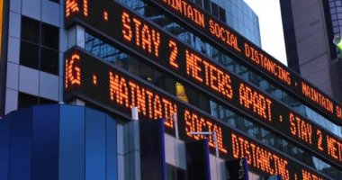 Times Meydanı borsası, yayalara birbirlerinden 2 metre uzakta durmaları gerektiğini hatırlatıyor. Sosyal mesafeler 2020 salgını sırasında COVID-19 'un yayılmasını yavaşlatmak için yaygın bir uygulamadır. İmparatorluk 