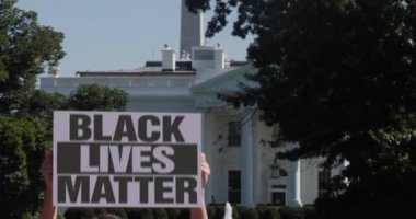 WASHINGTON, DC - Haziran 2020 - Bir adam Beyaz Saray 'ın dışında siyah bir yaşam formu protesto tabelası tutuyor.  