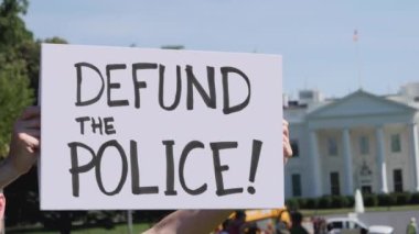 WASHINGTON, DC - Haziran 2020 - Bir adam Beyaz Saray 'ın önünde el yapımı bir protesto tabelası tutuyor..