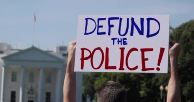 WASHINGTON, DC - Haziran 2020 - Bir adam Beyaz Saray 'ın önünde el yapımı bir protesto işareti sallıyor.