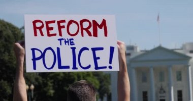 WASHINGTON, DC - Haziran 2020 - Bir adam el yapımı bir protestoyu Beyaz Saray 'ın önünde yeniden biçimlendirdi.