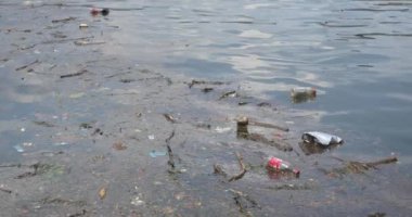 Nehirdeki Çöplerin Yavaş Hareket Görünümü