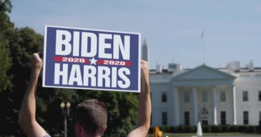 Man Holding Biden Harris 2020 Beyaz Saray 'ın önünde