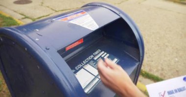 Adam Posta Kutusuna Posta Koyuyor