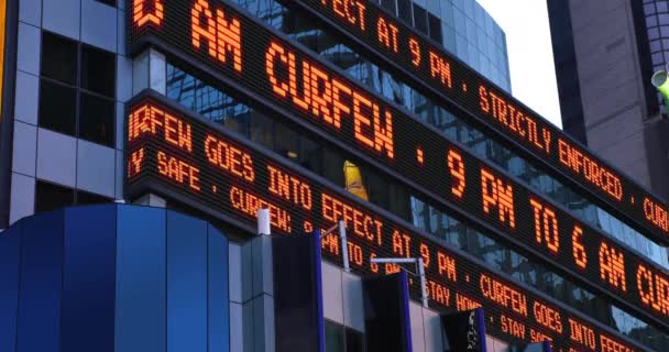 Times Square Aktiemarknad Ticker Rullar Påminnelse Meddelande Utegångsförbud Kraft Från — Stockvideo