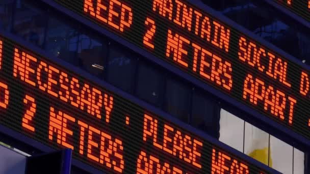 Vista Perto Uma Etiqueta Notícias Lembrando Pedestres Para Manter Metros — Vídeo de Stock