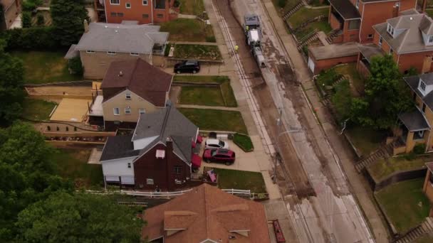 Vista aérea de trabalhadores de rua no bairro residencial — Vídeo de Stock