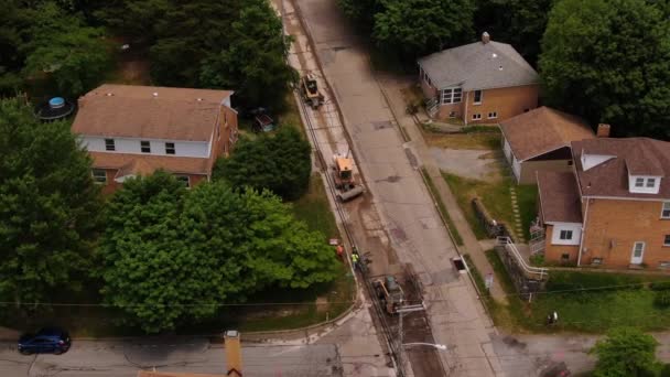 Αεροφωτογραφία των εργαζομένων του δρόμου σε κατοικημένη γειτονιά — Αρχείο Βίντεο