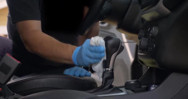 Widok człowieka Sanitizing wnętrz nowego samochodu przed sprzedażą — Wideo stockowe