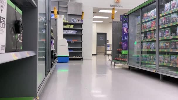 Vista del robot automatizzato per la pulizia del pavimento in un Walmart — Video Stock