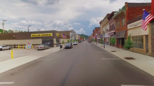 Hög vinkel körning utsikt i liten stad — Stockvideo