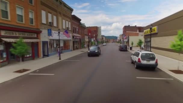 Vista de condução de ângulo alto na cidade pequena — Vídeo de Stock