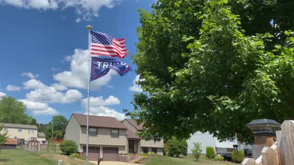 Trump 2020 και αμερικανική σημαία σε κατοικημένη γειτονιά — Αρχείο Βίντεο