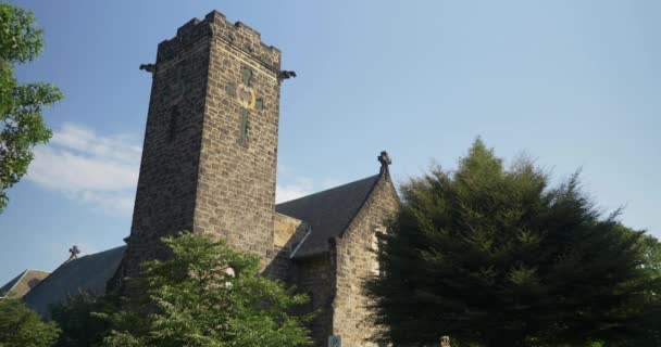 Den Exteriér kamenného kostela v malém městě — Stock video
