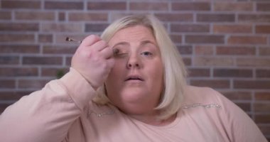 Kadın Sosyal Medya Kamerasına Makyaj Gösteriyor