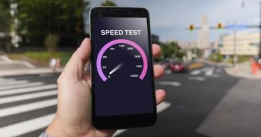 Pittsburgh 'da Adam Cep Telefonu İndirme Hızını Test Ediyor