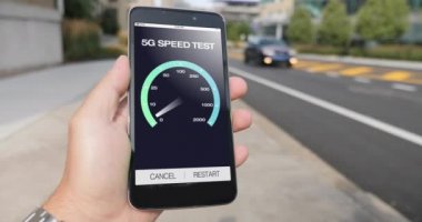 Man, 5G Hız İndirme Testini Şehirdeki Akıllı Telefondan Yapıyor
