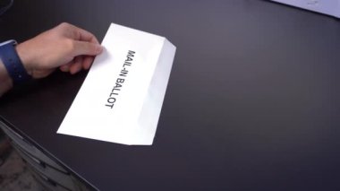 Adam Posta Kutusunu Zarfa Koydu